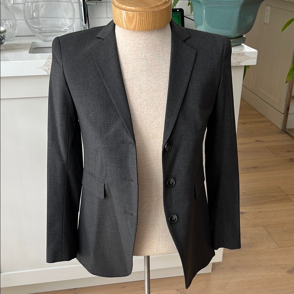 EUC Theory fine wool blend fully lined structured black 3 button front blazer